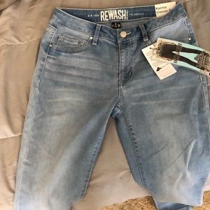 Light-wash women’s skinny jeans